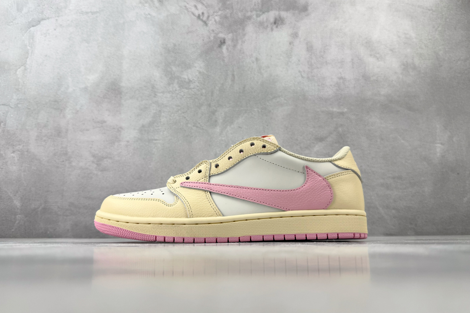 G版 Jordan  × Travis Scott Air Jordan 1 Low OG 粉倒钩 Sh