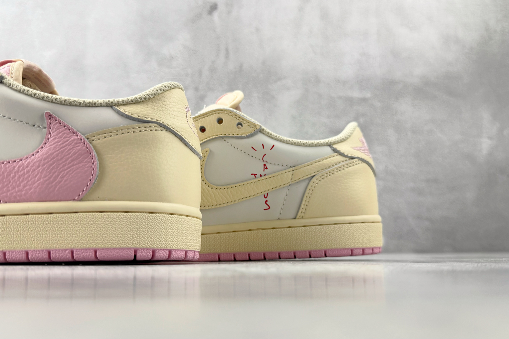 G版 Jordan  × Travis Scott Air Jordan 1 Low OG 粉倒钩 Sh