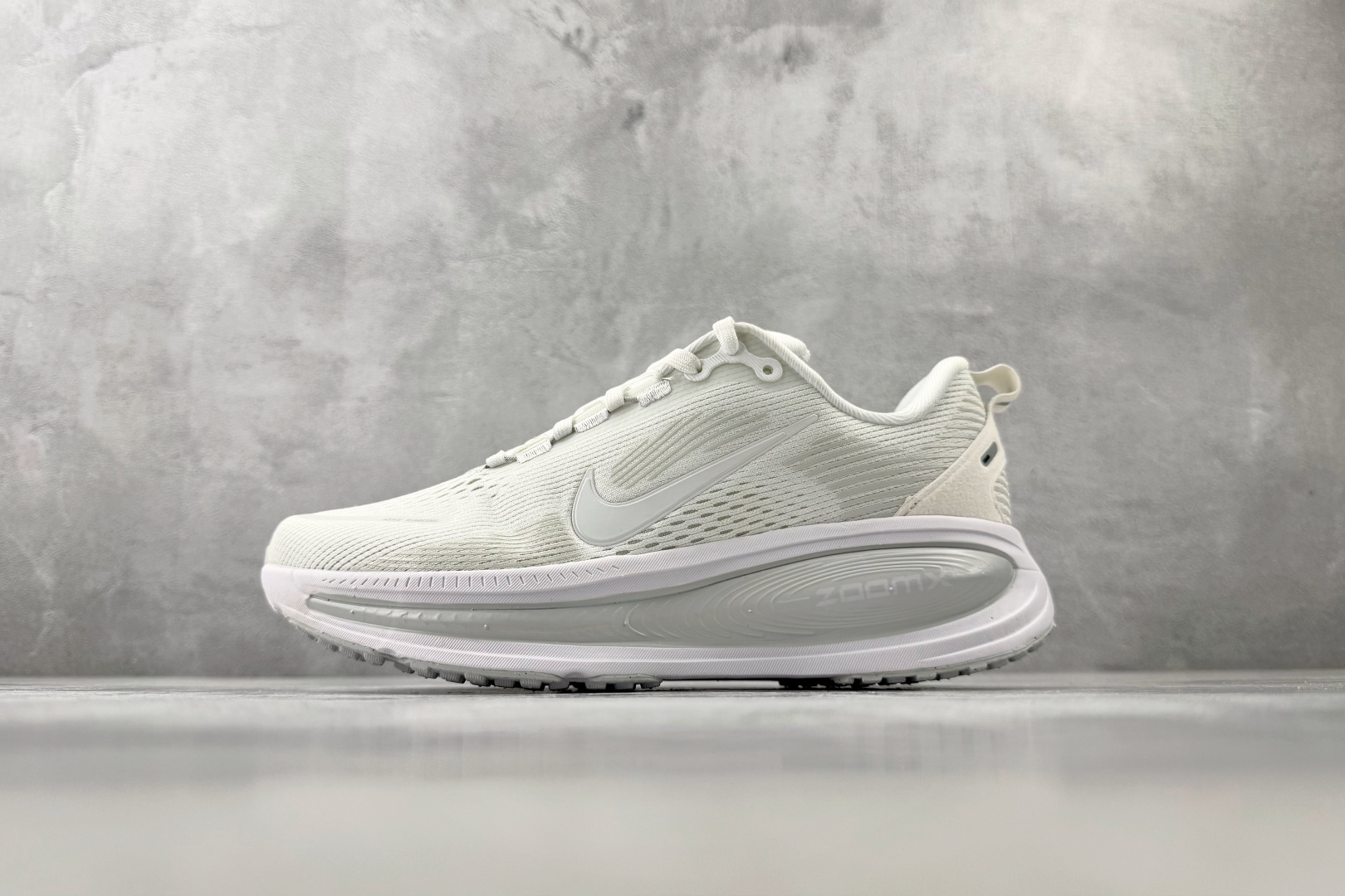 GOD神版 完美还原 正确版本 Nike VOMERO 18 白色货号：HM6803-106尺码：36 