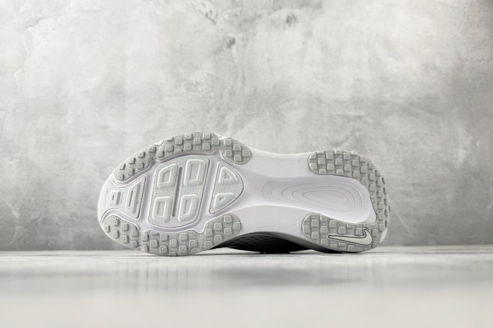 GOD神版 完美还原 正确版本 Nike VOMERO 18 白色货号：HM6803-106尺码：36 