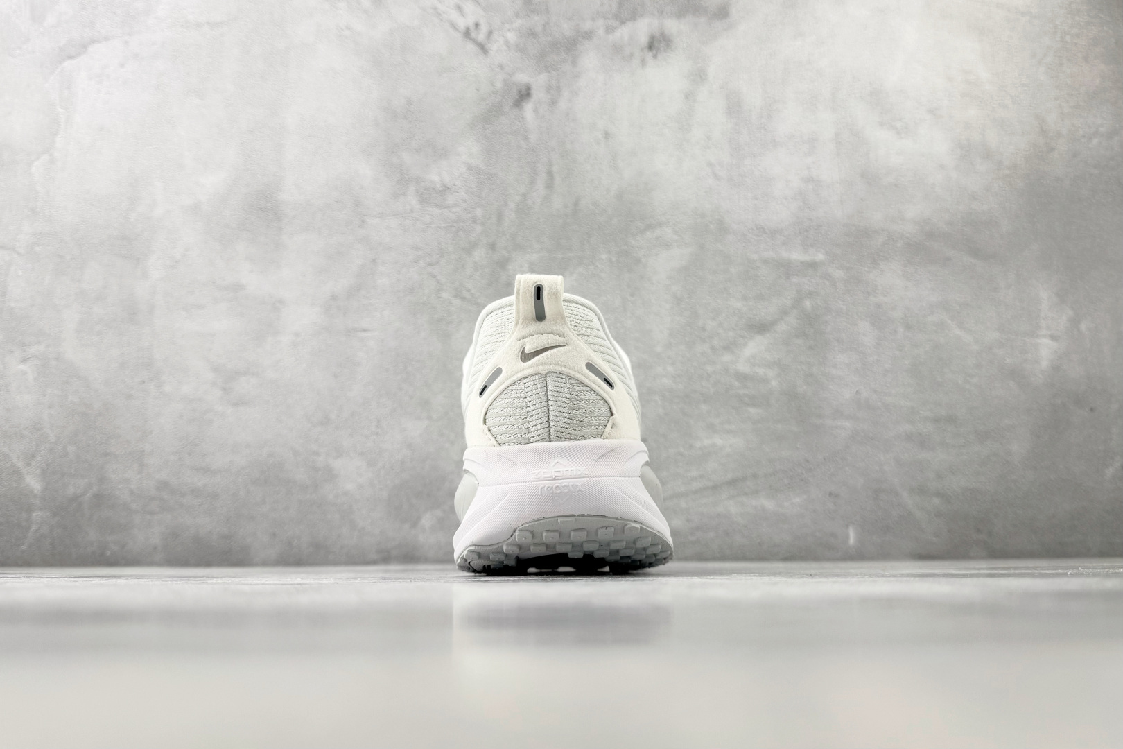 GOD神版 完美还原 正确版本 Nike VOMERO 18 白色货号：HM6803-106尺码：36 