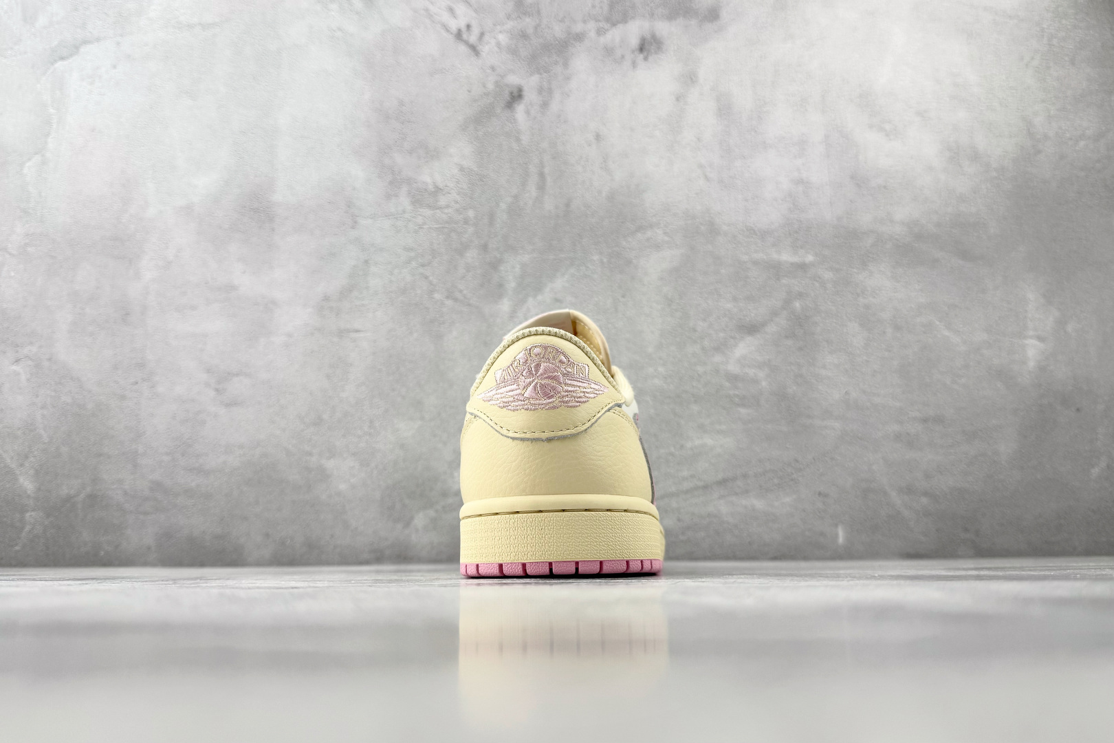 LJ渠道 Jordan × Travis Scott Air Jordan 1 Low OG 粉倒钩 LJ渠道 Jordan × Travis Scott Air Jordan 1 Low OG 粉倒钩
