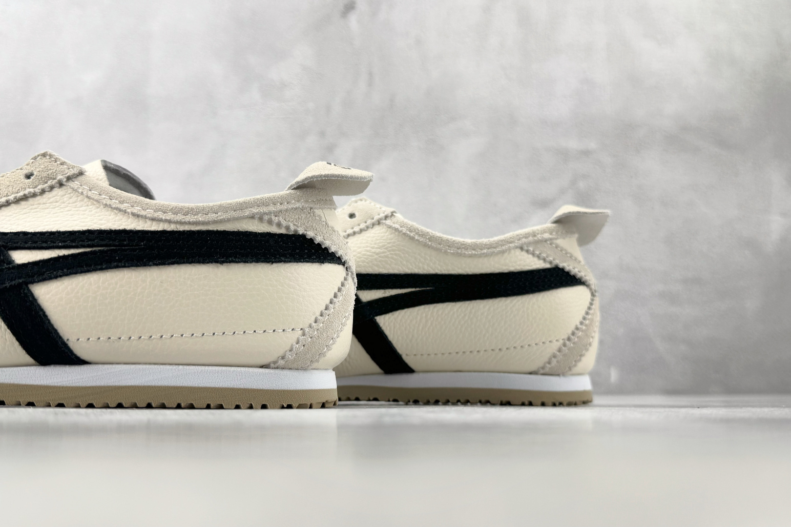 OT 头层 Onitsuka Tiger鬼塚虎 MEXICO 66 BLACK Unisex 桦木黑货号