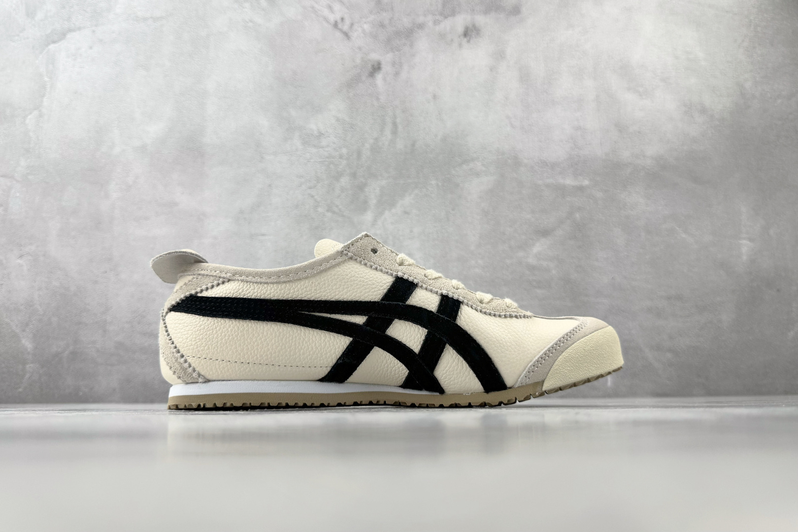 OT 头层 Onitsuka Tiger鬼塚虎 MEXICO 66 BLACK Unisex 桦木黑货号
