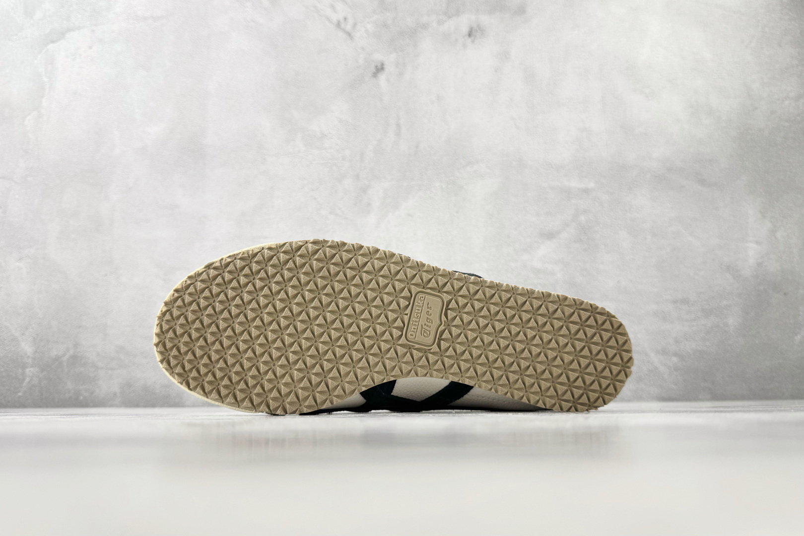 OT 头层 Onitsuka Tiger鬼塚虎 MEXICO 66 BLACK Unisex 桦木黑货号