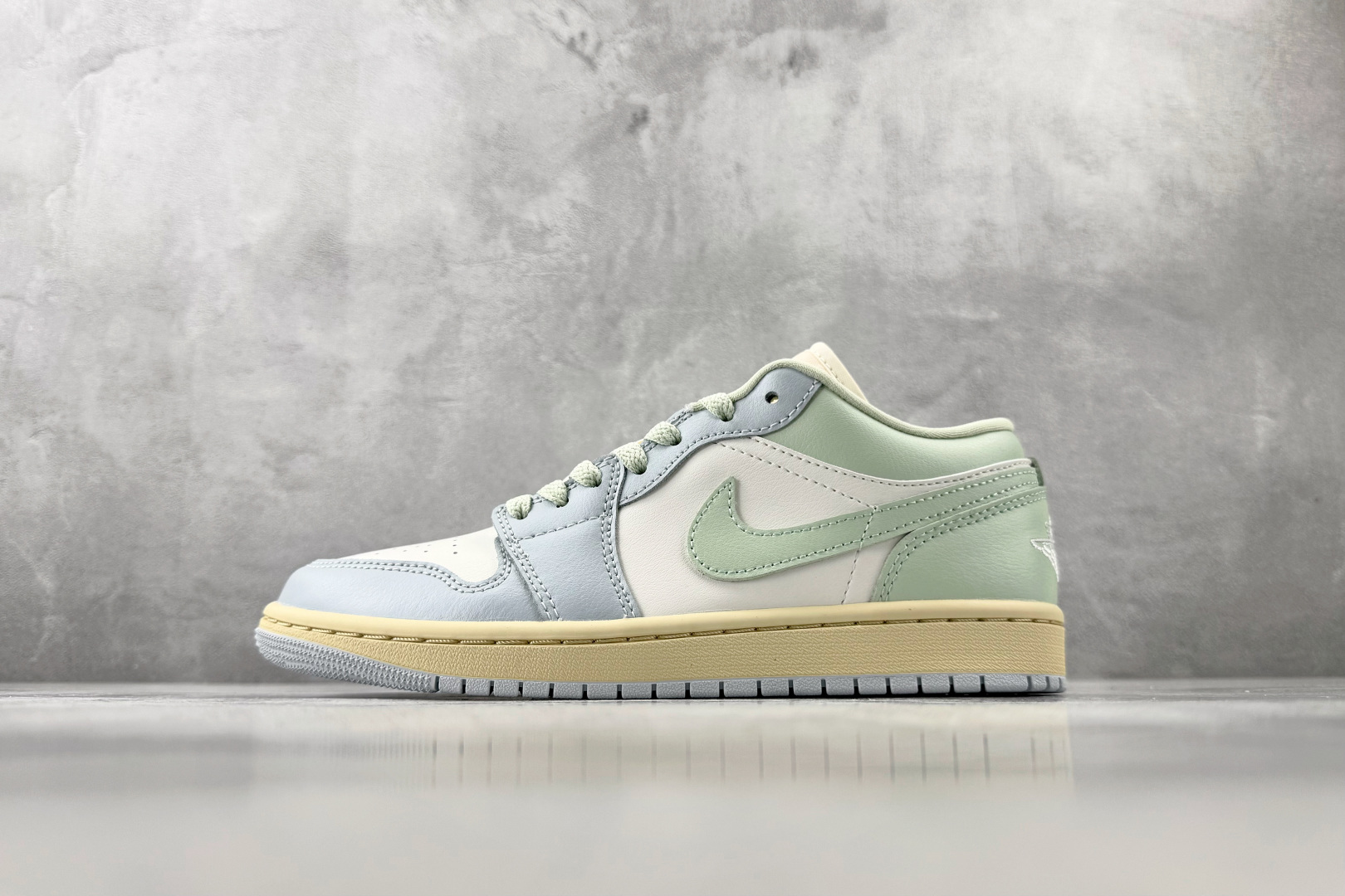 DT  公司级  Jordan Air Jordan 1 蓝绿 货号：DC0774 108 尺码：35.5 36 36.