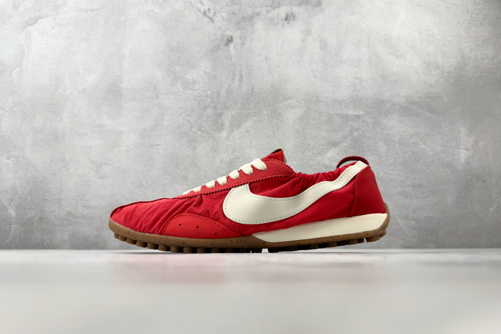 F2 特价  特价 Nike  × Jacquemus 红色 货号：HV8547-600 尺码：36 36.5 37.5