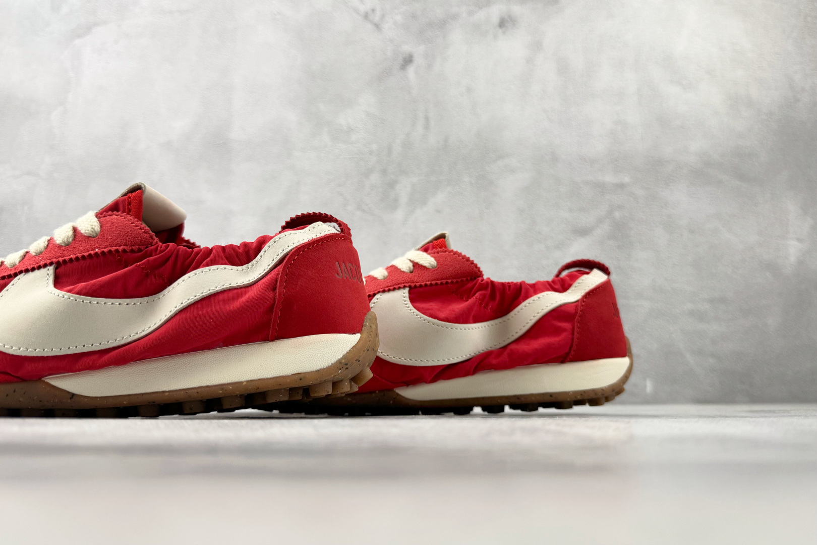 F2 特价  特价 Nike  × Jacquemus 红色 货号：HV8547-600 尺码：36 36.5 37.5