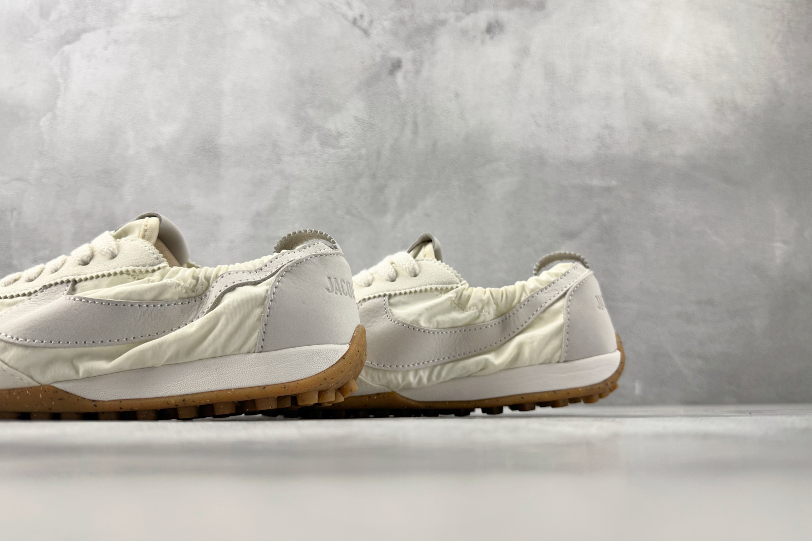 F2 特价  特价  Nike  × Jacquemus MOON SHOES 米白色 货号：HV8547-002 尺码