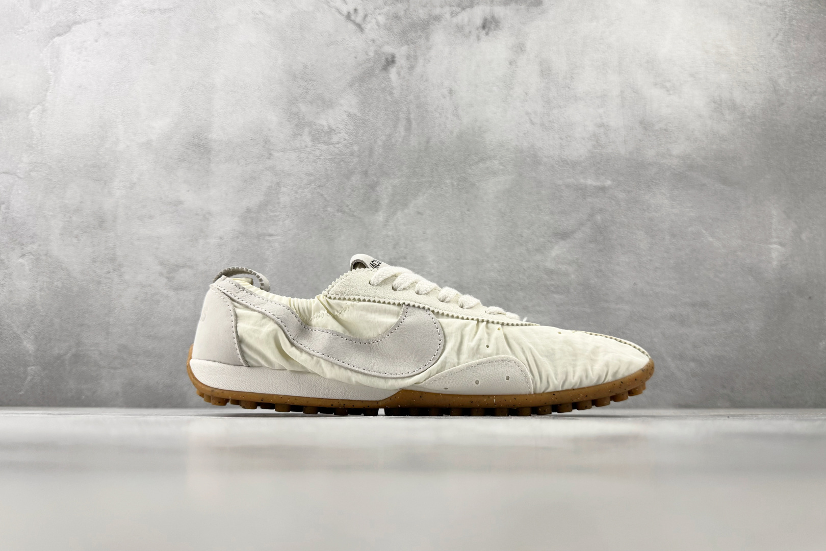 F2 特价  特价  Nike  × Jacquemus MOON SHOES 米白色 货号：HV8547-002 尺码