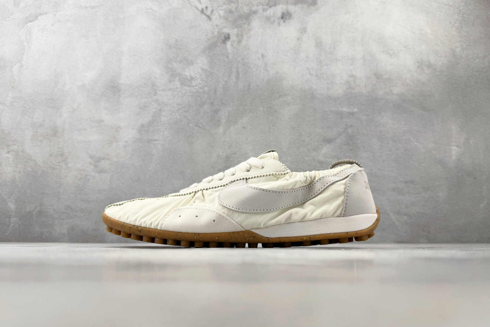 F2 特价  特价  Nike  × Jacquemus MOON SHOES 米白色 货号：HV8547-002 尺码