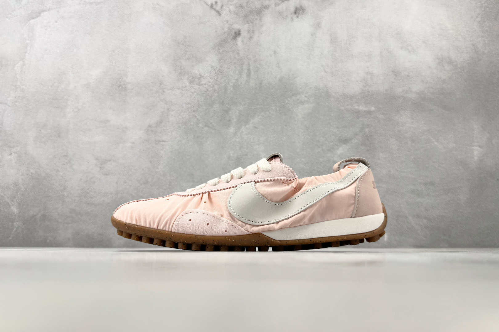 F2 特价  特价 Nike Moon Shoe x Jacquemus sP粉色 货号：HV8547-601 尺码：3