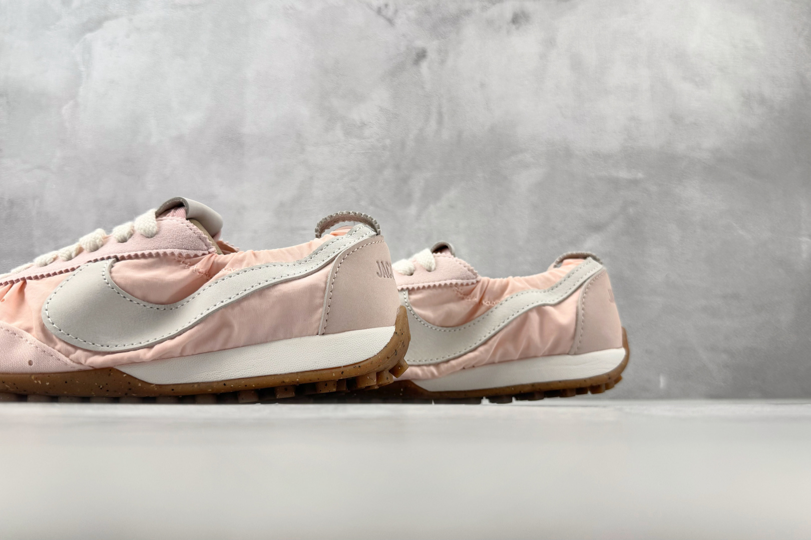 F2 特价  特价 Nike Moon Shoe x Jacquemus sP粉色 货号：HV8547-601 尺码：3