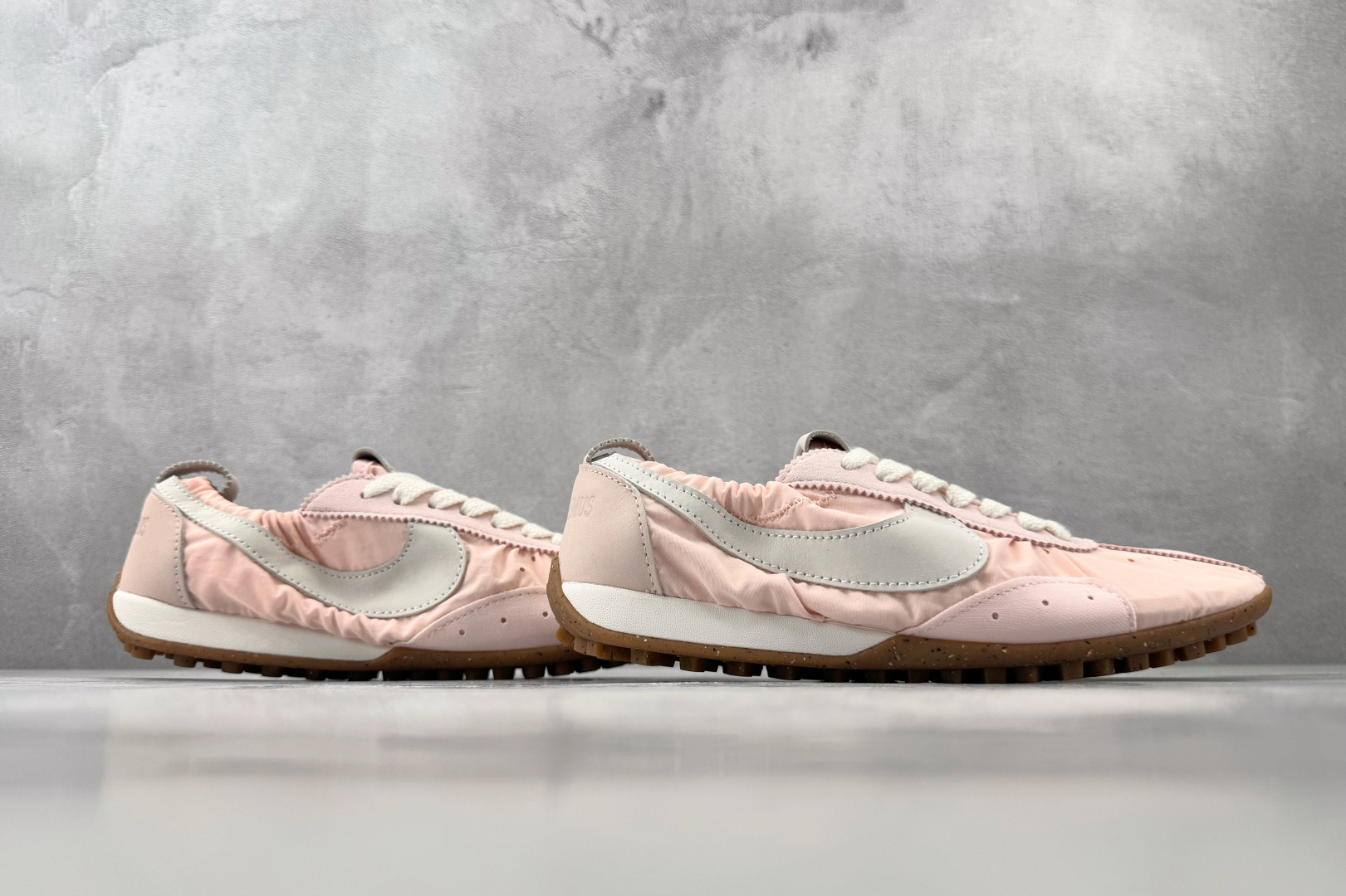 F2 特价  特价 Nike Moon Shoe x Jacquemus sP粉色 货号：HV8547-601 尺码：3