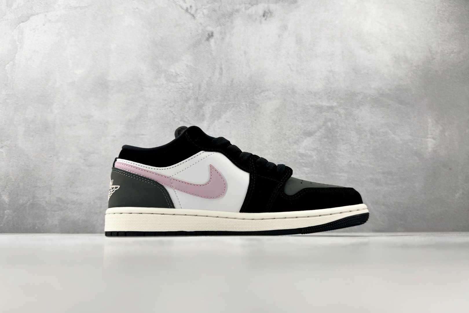 DT 公司级 Jordan Air Jordan 1 黑白粉 货号:II3788-003 尺码:39 40 40.5 DT 公司级 Jordan Air Jordan 1 黑白粉 货号:II3788-003 尺码:39 40 40.5