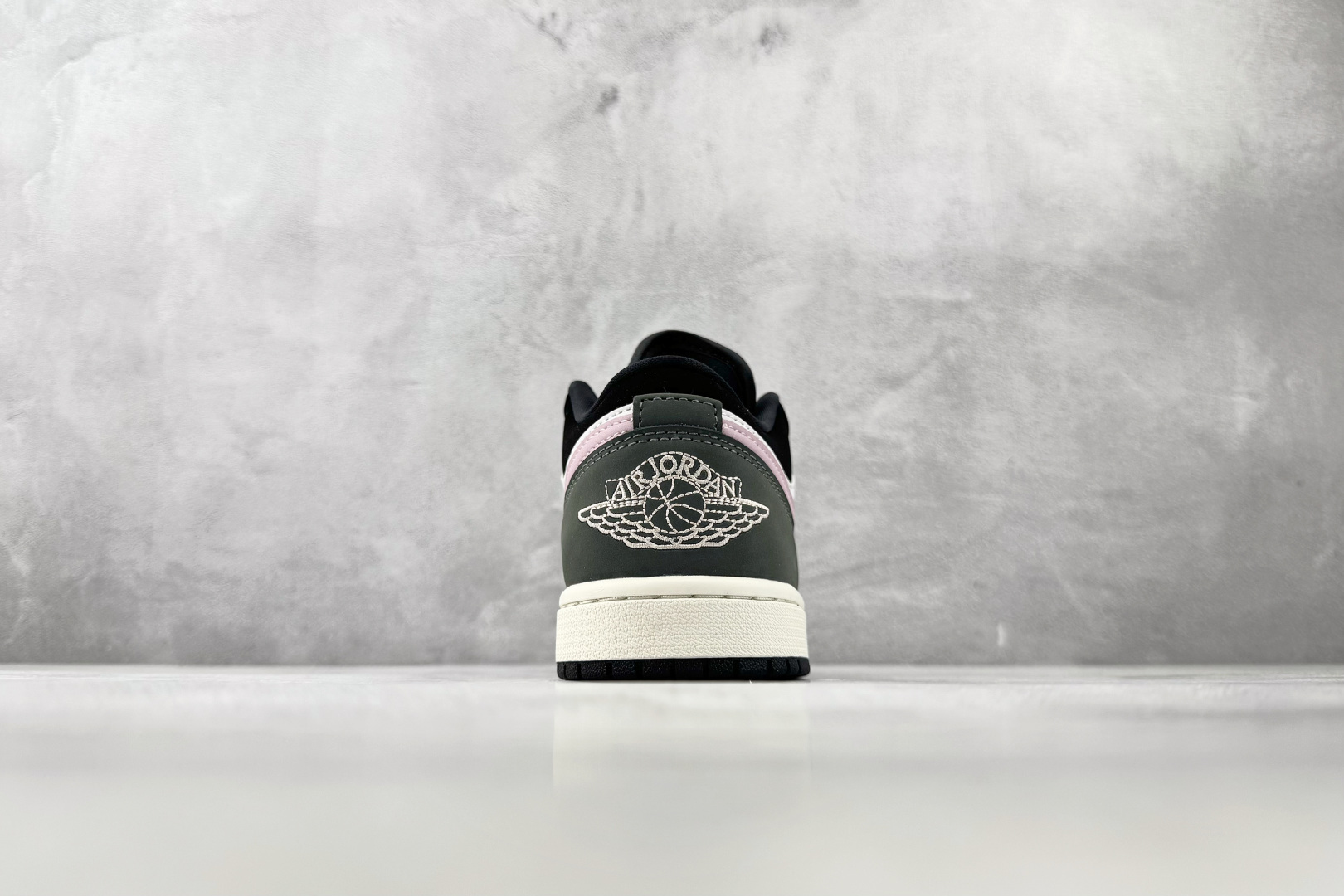 DT 公司级 Jordan Air Jordan 1 黑白粉 货号:II3788-003 尺码:39 40 40.5 DT 公司级 Jordan Air Jordan 1 黑白粉 货号:II3788-003 尺码:39 40 40.5