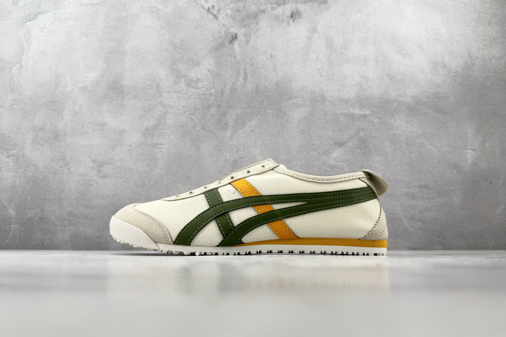 广版 Onitsuka Tiger鬼塚虎 MEXICO 66 SLIP-ON 白棕绿货号：1183A36