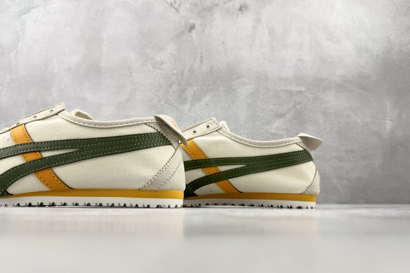 广版 Onitsuka Tiger鬼塚虎 MEXICO 66 SLIP-ON 白棕绿货号：1183A36