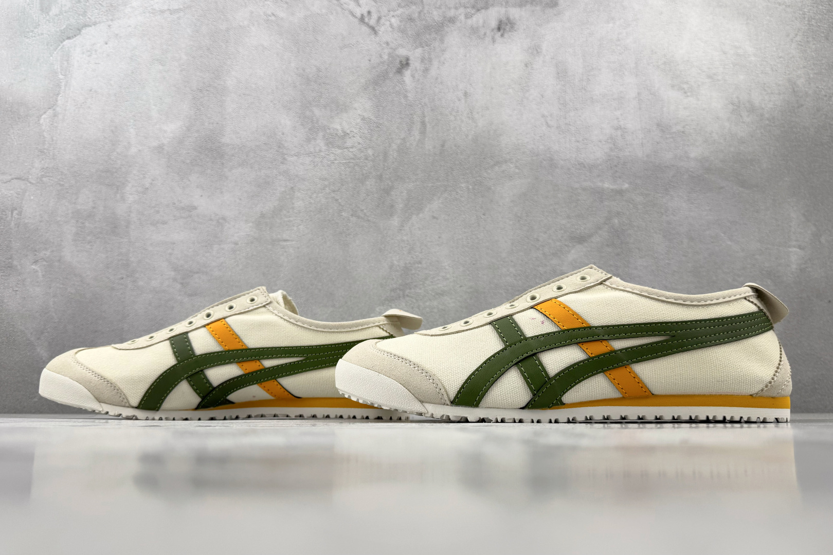 广版 Onitsuka Tiger鬼塚虎 MEXICO 66 SLIP-ON 白棕绿货号：1183A36