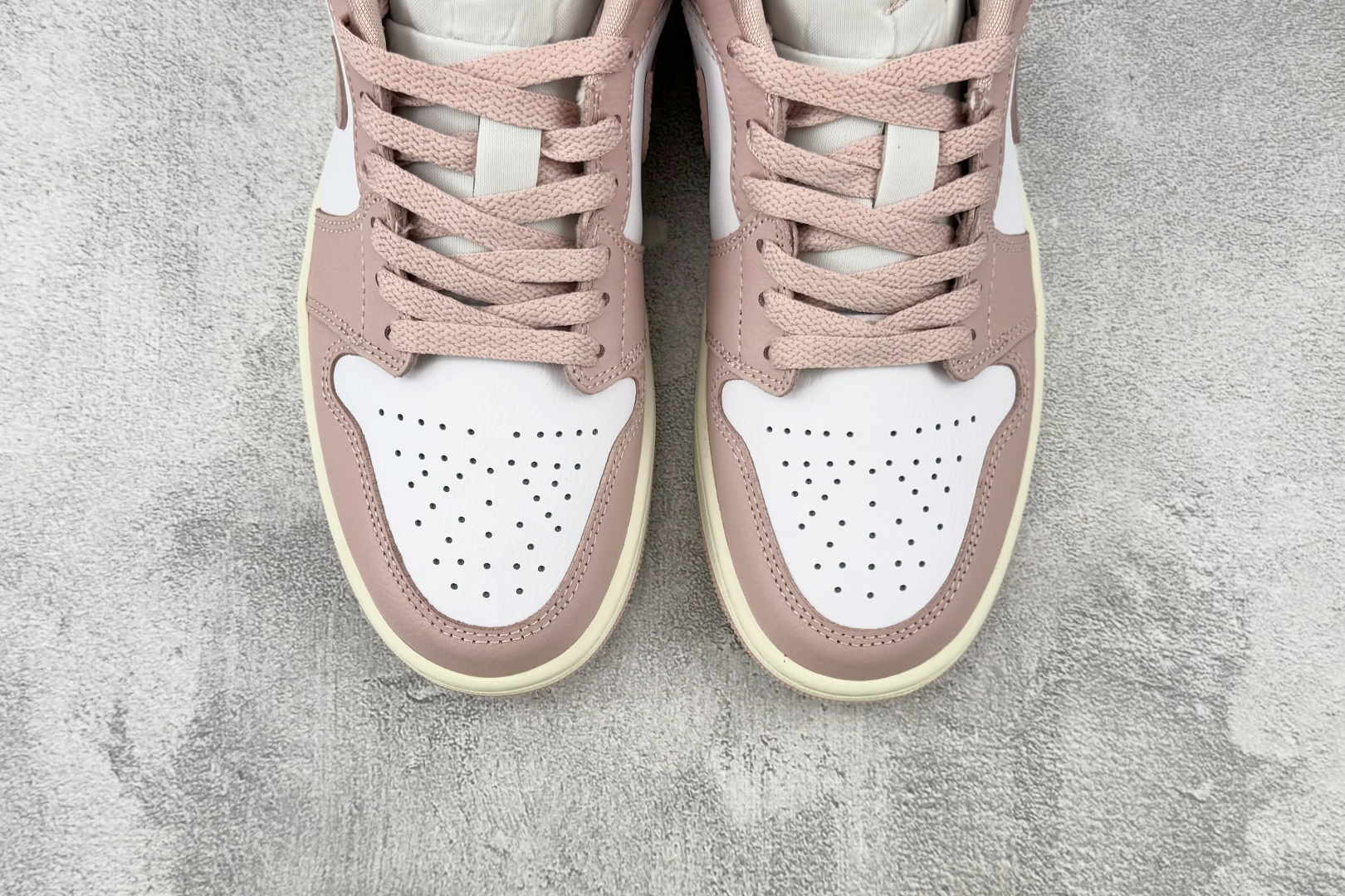 DT 公司级 Jordan Air Jordan 1 粉白 货号:DC0774-162 尺码:35.5 36 36.5 DT 公司级 Jordan Air Jordan 1 粉白 货号:DC0774-162 尺码:35.5 36 36.5