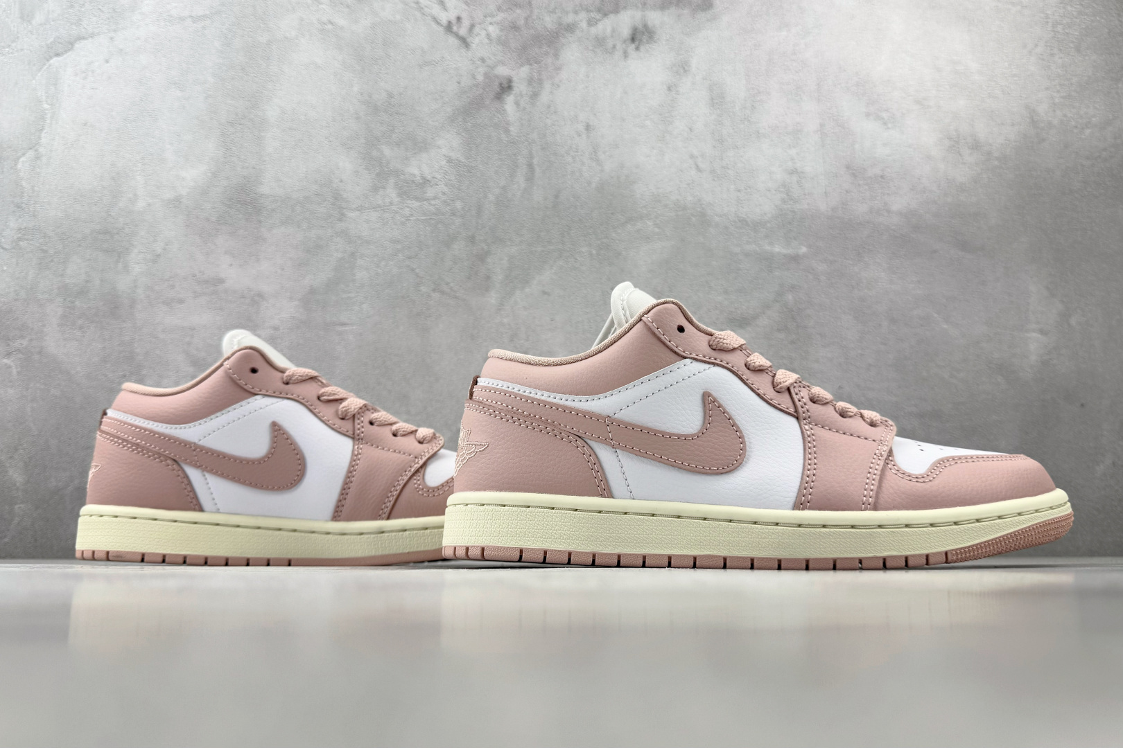 DT 公司级 Jordan Air Jordan 1 粉白 货号:DC0774-162 尺码:35.5 36 36.5 DT 公司级 Jordan Air Jordan 1 粉白 货号:DC0774-162 尺码:35.5 36 36.5