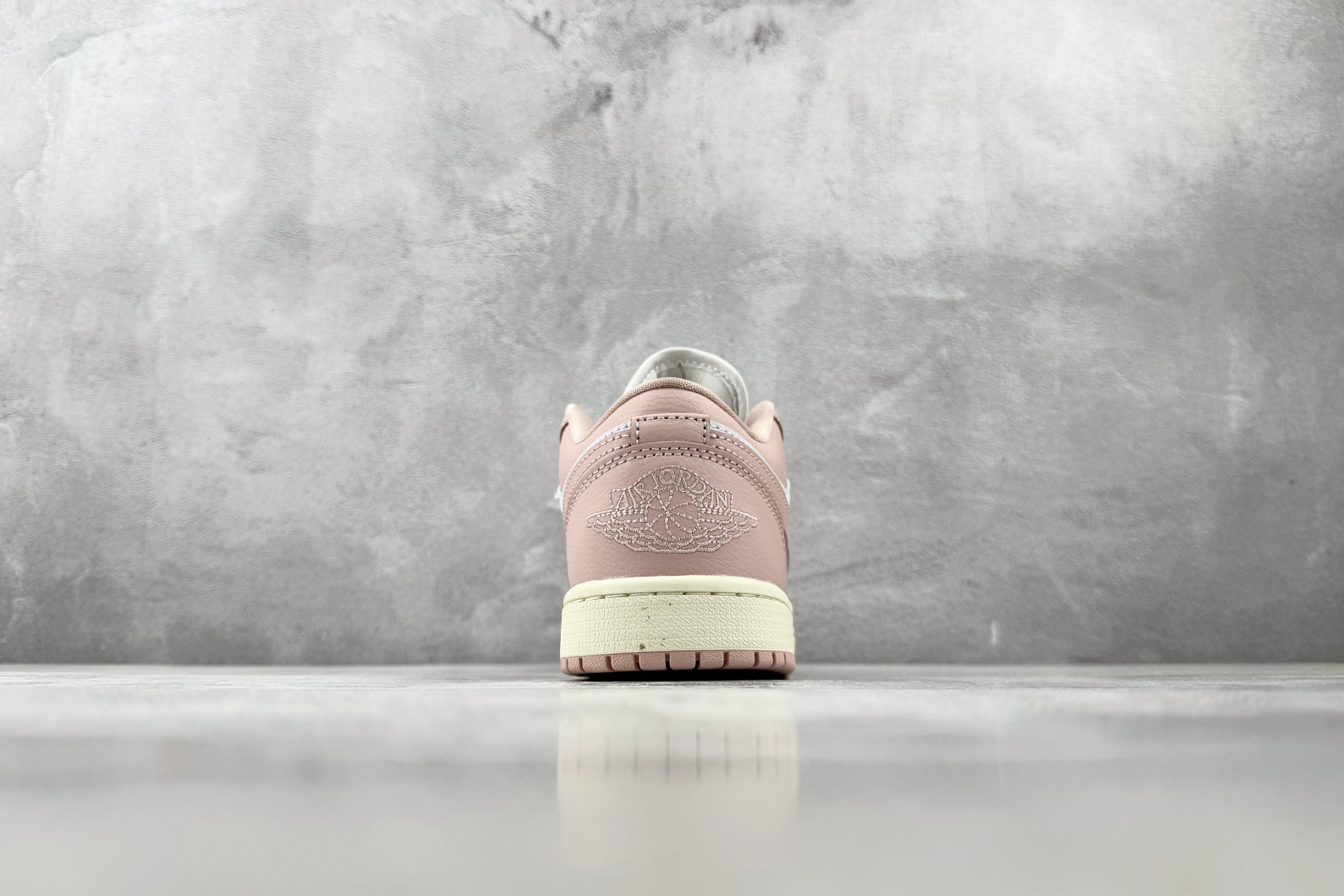 DT 公司级 Jordan Air Jordan 1 粉白 货号:DC0774-162 尺码:35.5 36 36.5 DT 公司级 Jordan Air Jordan 1 粉白 货号:DC0774-162 尺码:35.5 36 36.5