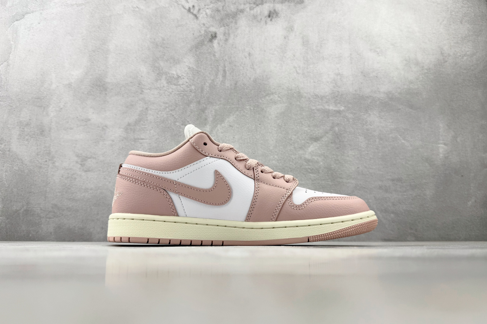 DT 公司级 Jordan Air Jordan 1 粉白 货号:DC0774-162 尺码:35.5 36 36.5 DT 公司级 Jordan Air Jordan 1 粉白 货号:DC0774-162 尺码:35.5 36 36.5