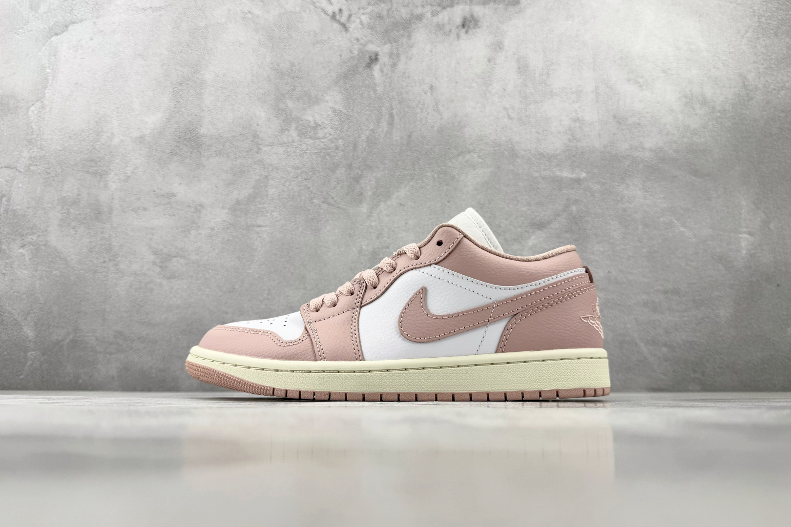 DT  公司级 Jordan Air Jordan 1 粉白 货号：DC0774-162 尺码：35.5 36 36.5