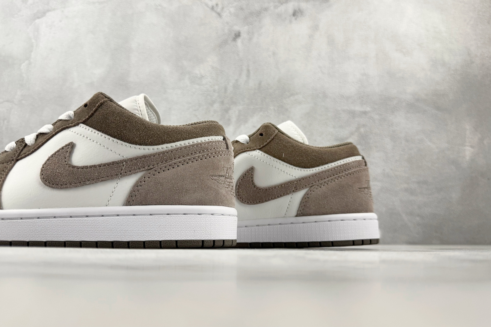 DT  公司级 Jordan Air Jordan 1 橄榄灰 货号：-046 尺码：39 40 40.5 41 42 