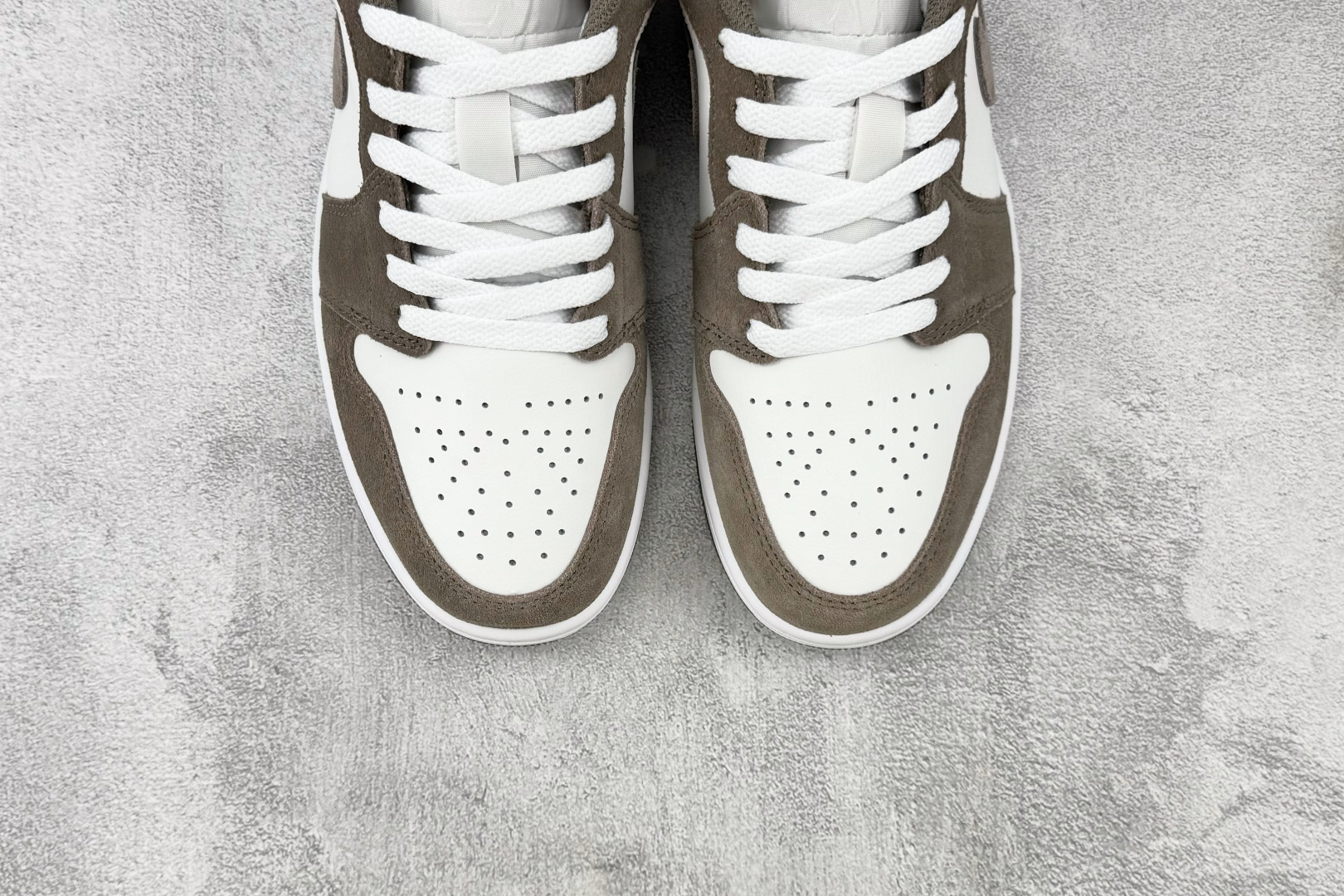 DT  公司级 Jordan Air Jordan 1 橄榄灰 货号：-046 尺码：39 40 40.5 41 42 
