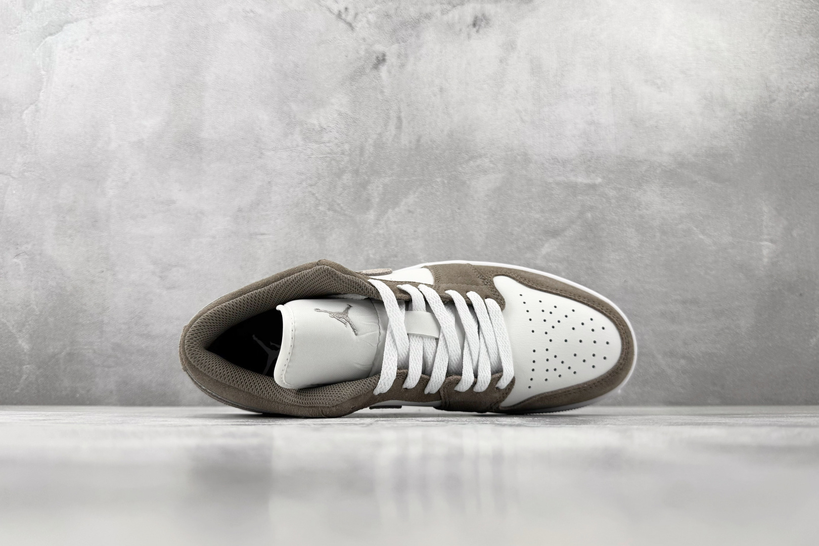 DT  公司级 Jordan Air Jordan 1 橄榄灰 货号：-046 尺码：39 40 40.5 41 42 