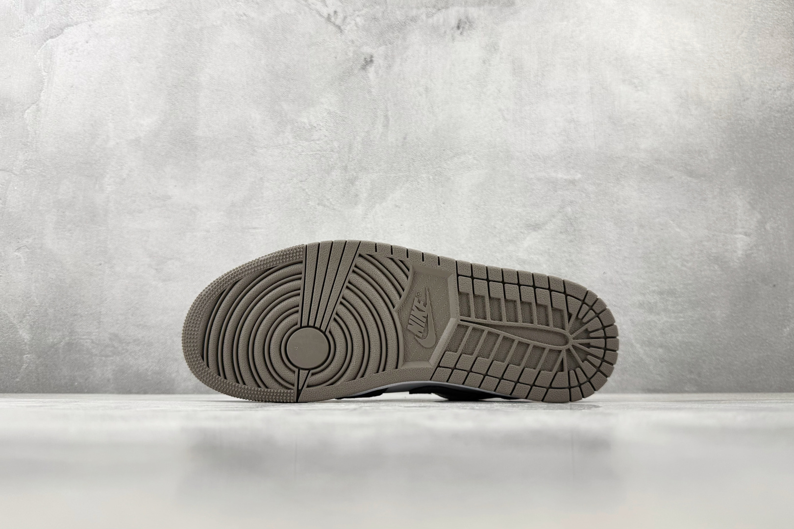 DT  公司级 Jordan Air Jordan 1 橄榄灰 货号：-046 尺码：39 40 40.5 41 42 
