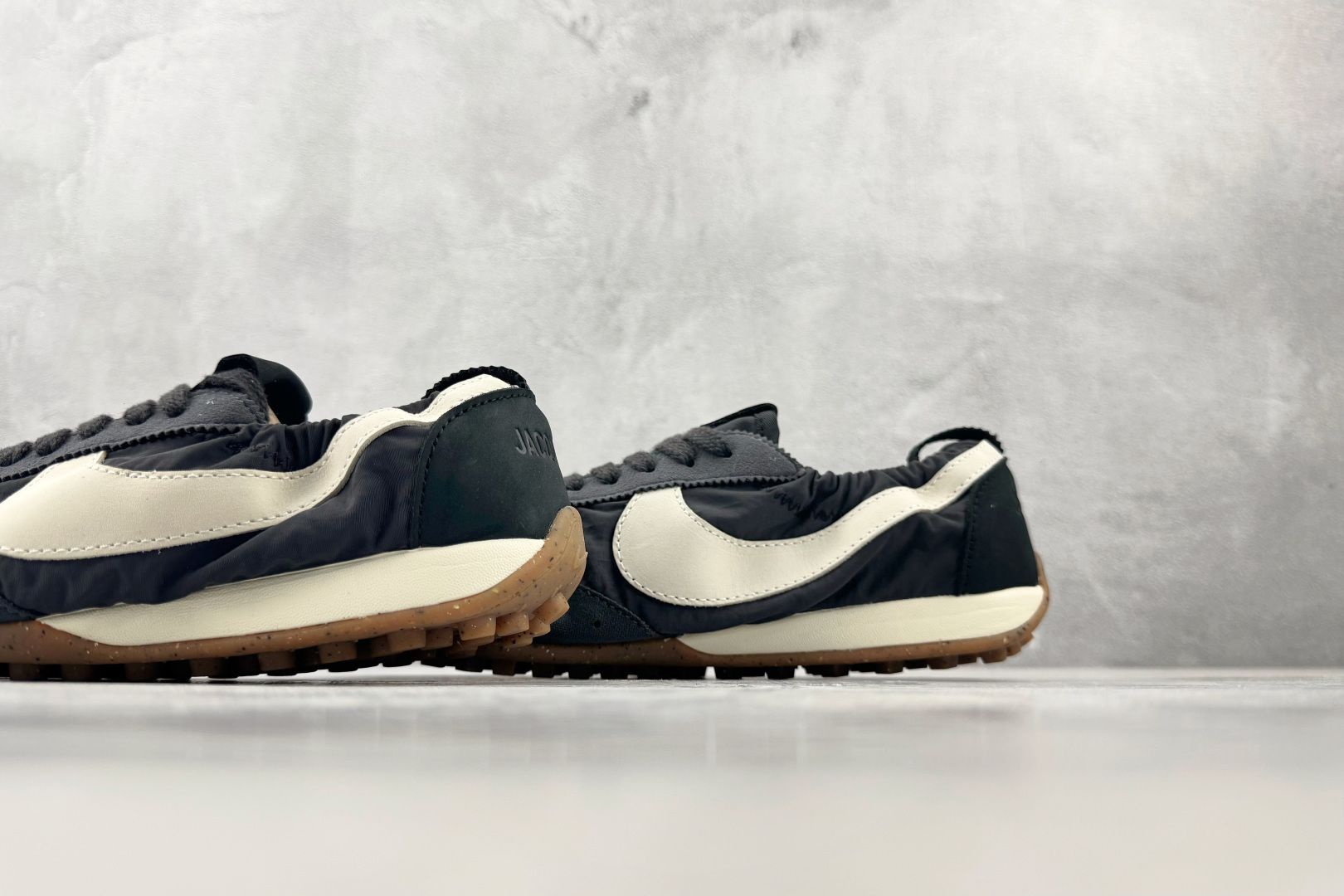 F2 特价  特价 Nike × Jacquemus 黑色 货号：HV8547-001 尺码：36 36.5 37.5 