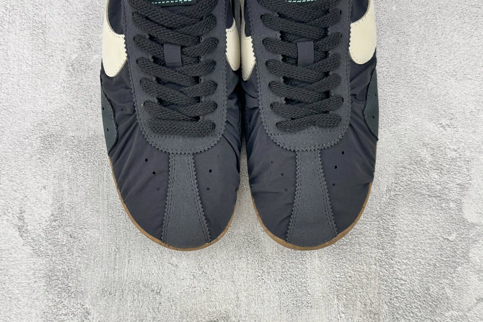 F2 特价  特价 Nike × Jacquemus 黑色 货号：HV8547-001 尺码：36 36.5 37.5 