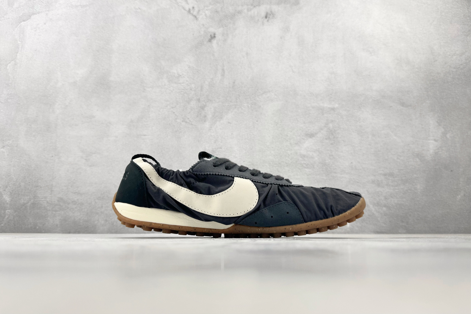 F2 特价  特价 Nike × Jacquemus 黑色 货号：HV8547-001 尺码：36 36.5 37.5 