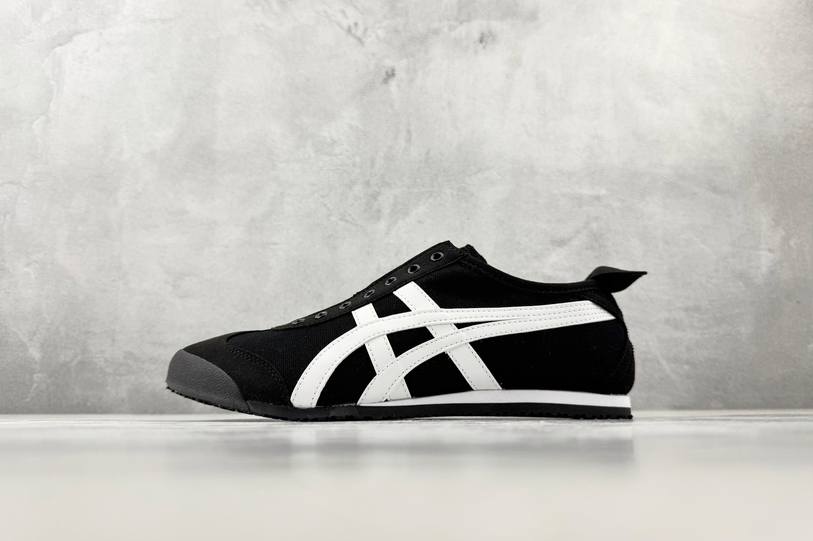 OT 头层 Onitsuka Tiger鬼塚虎 MEXICO 66 白黑色货号：1183B497-001