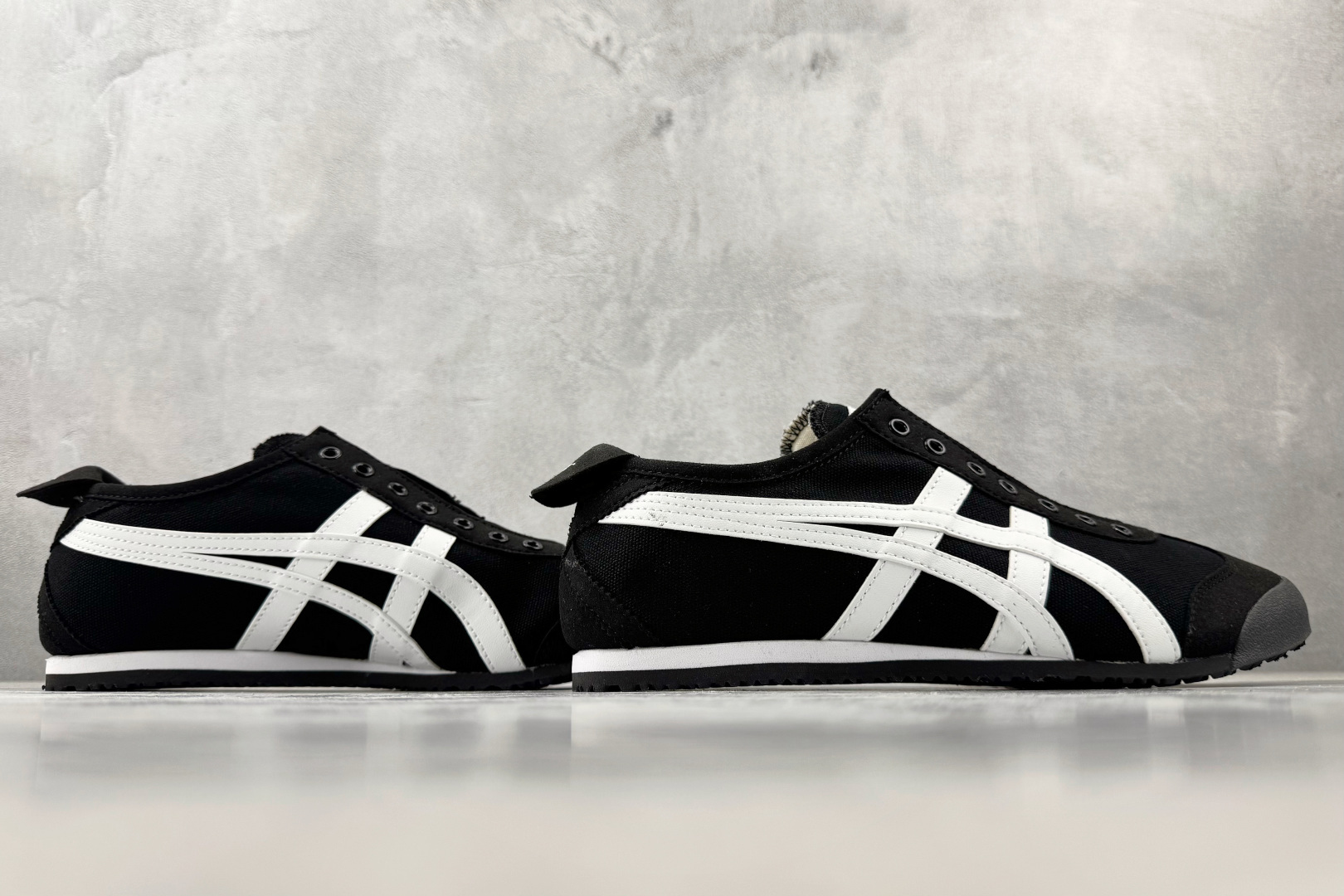 OT 头层 Onitsuka Tiger鬼塚虎 MEXICO 66 白黑色货号：1183B497-001