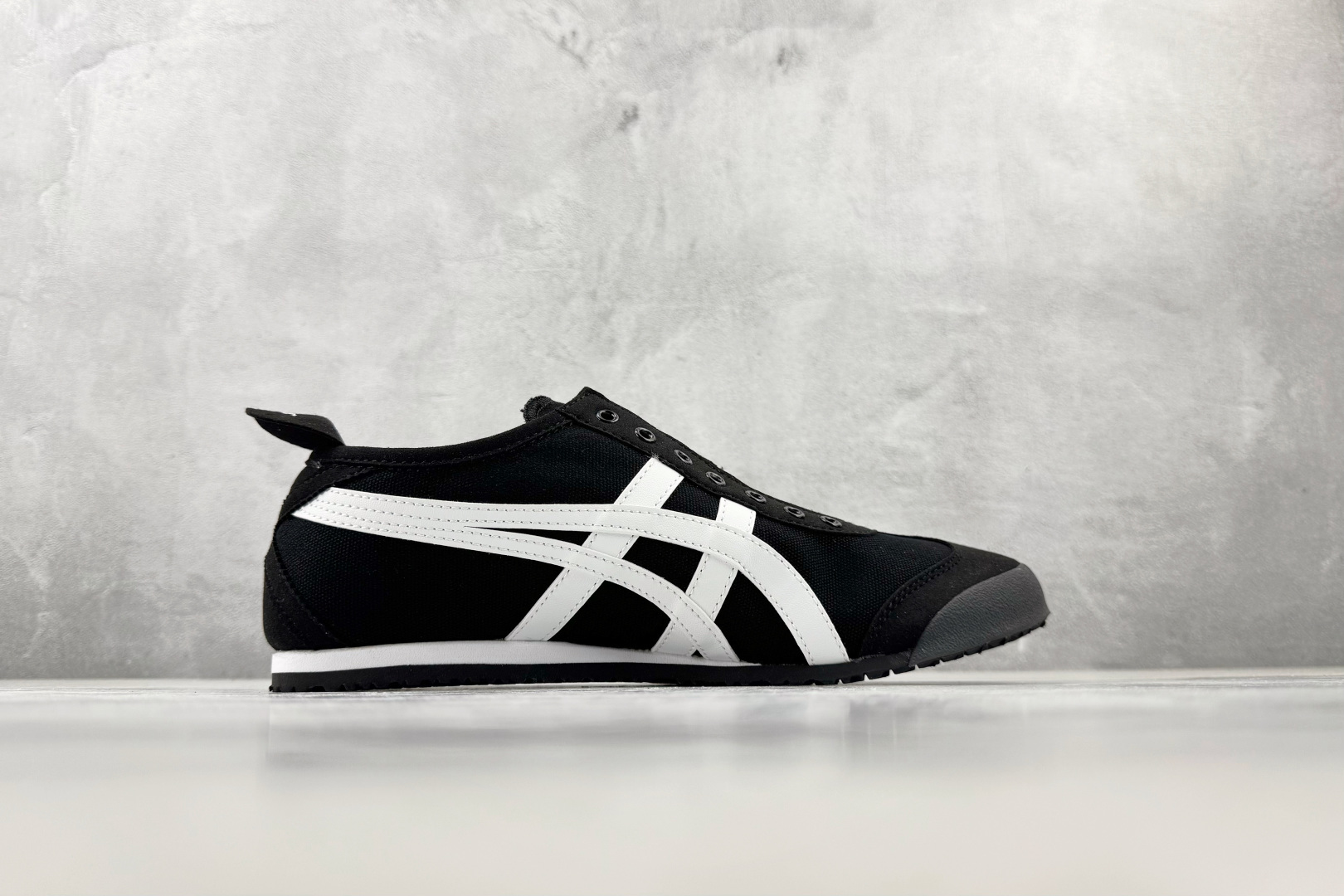 OT 头层 Onitsuka Tiger鬼塚虎 MEXICO 66 白黑色货号：1183B497-001