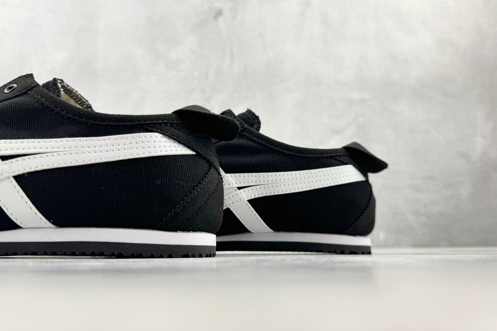 OT 头层 Onitsuka Tiger鬼塚虎 MEXICO 66 白黑色货号：1183B497-001