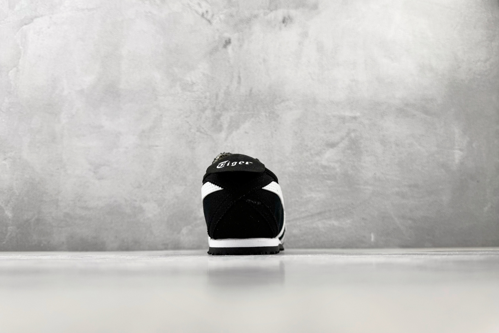 OT 头层 Onitsuka Tiger鬼塚虎 MEXICO 66 白黑色货号：1183B497-001