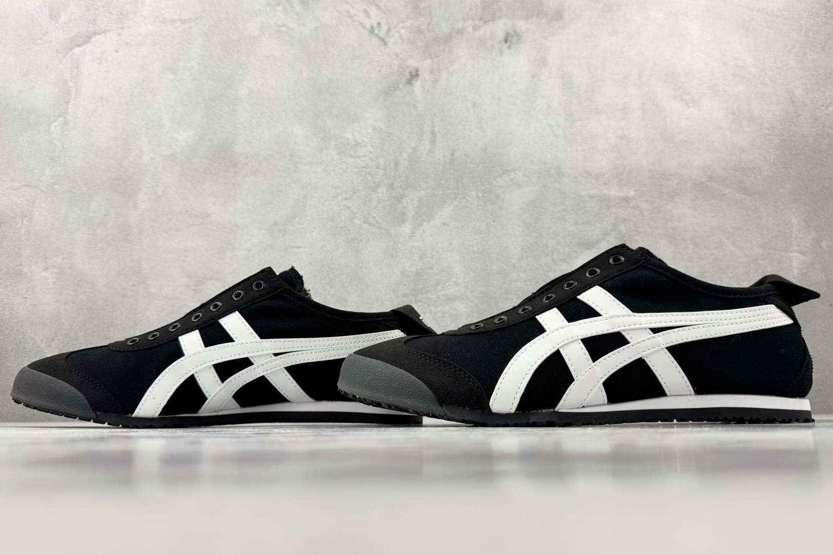 OT 头层 Onitsuka Tiger鬼塚虎 MEXICO 66 白黑色货号：1183B497-001