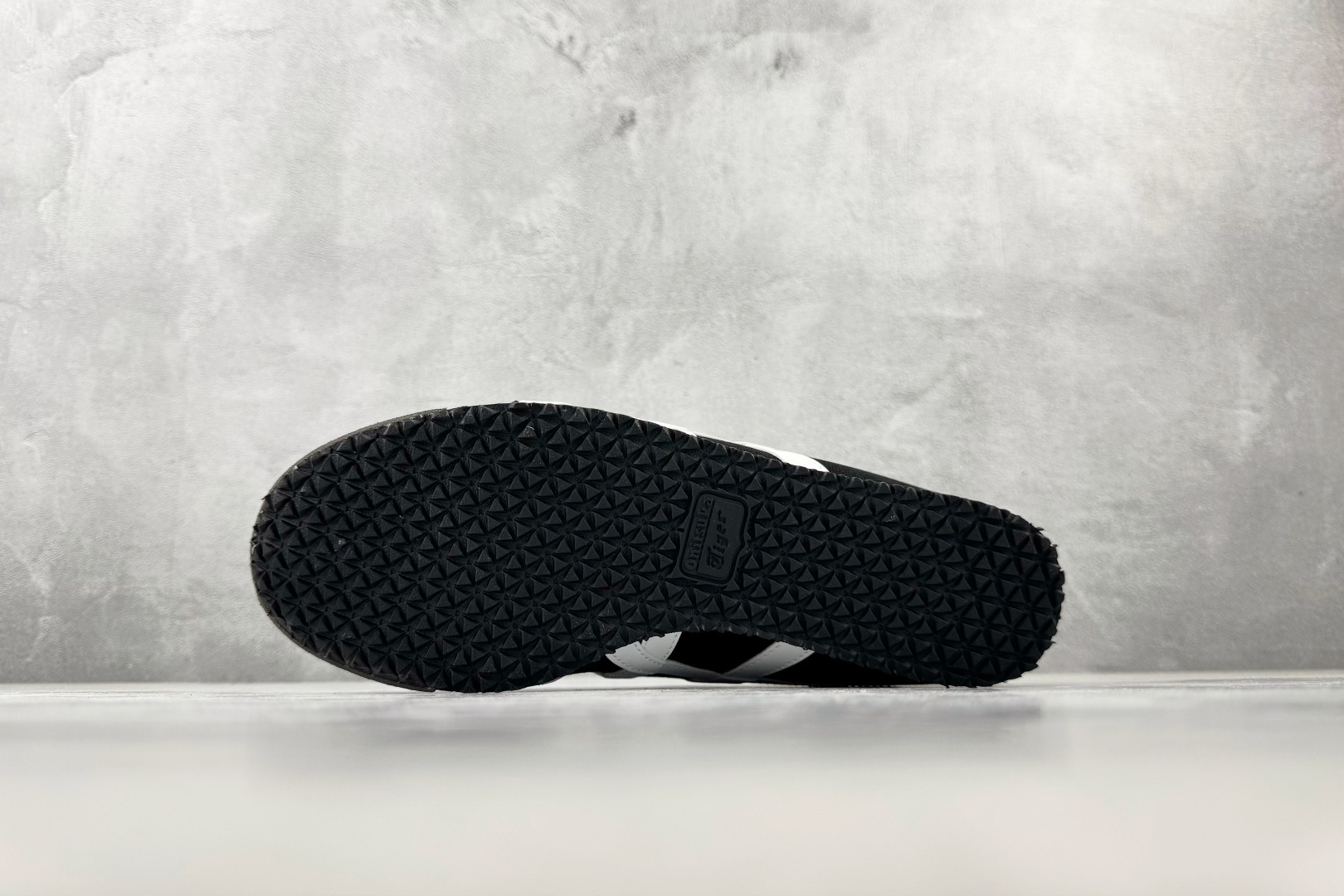 OT 头层 Onitsuka Tiger鬼塚虎 MEXICO 66 白黑色货号：1183B497-001