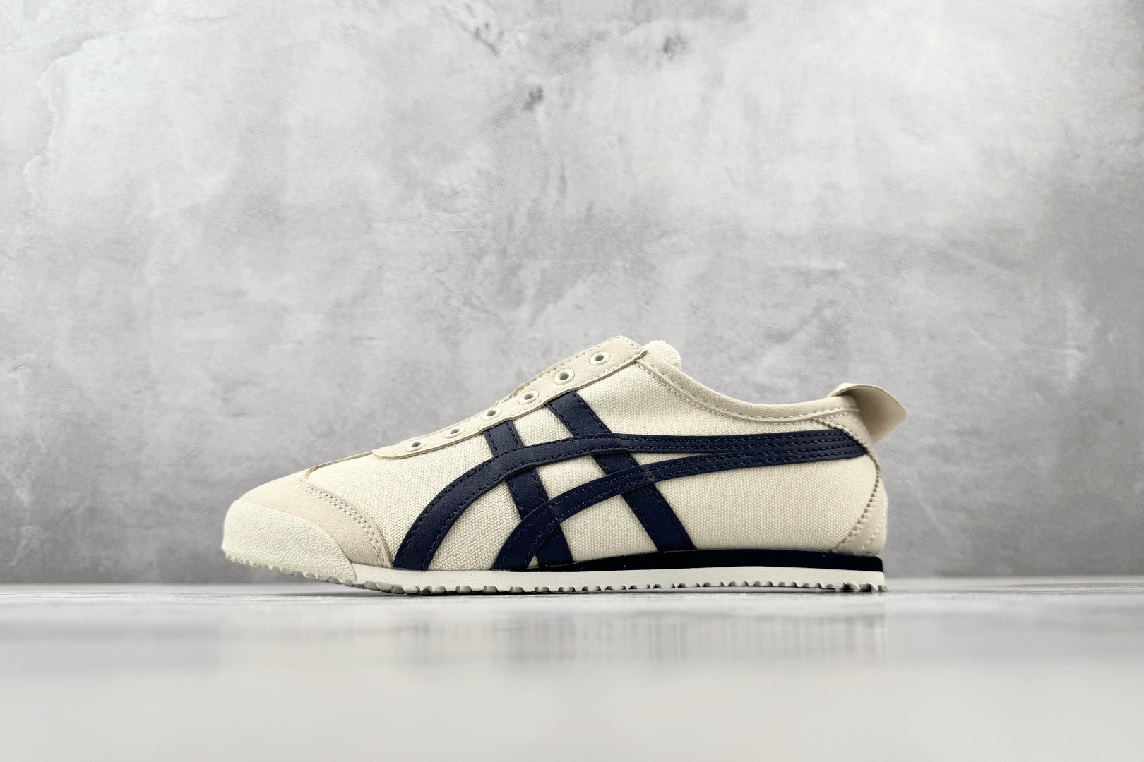 OT 头层 Onitsuka Tiger鬼塚虎 MEXICO 66 SLIP-ON 米白藏青货号：118