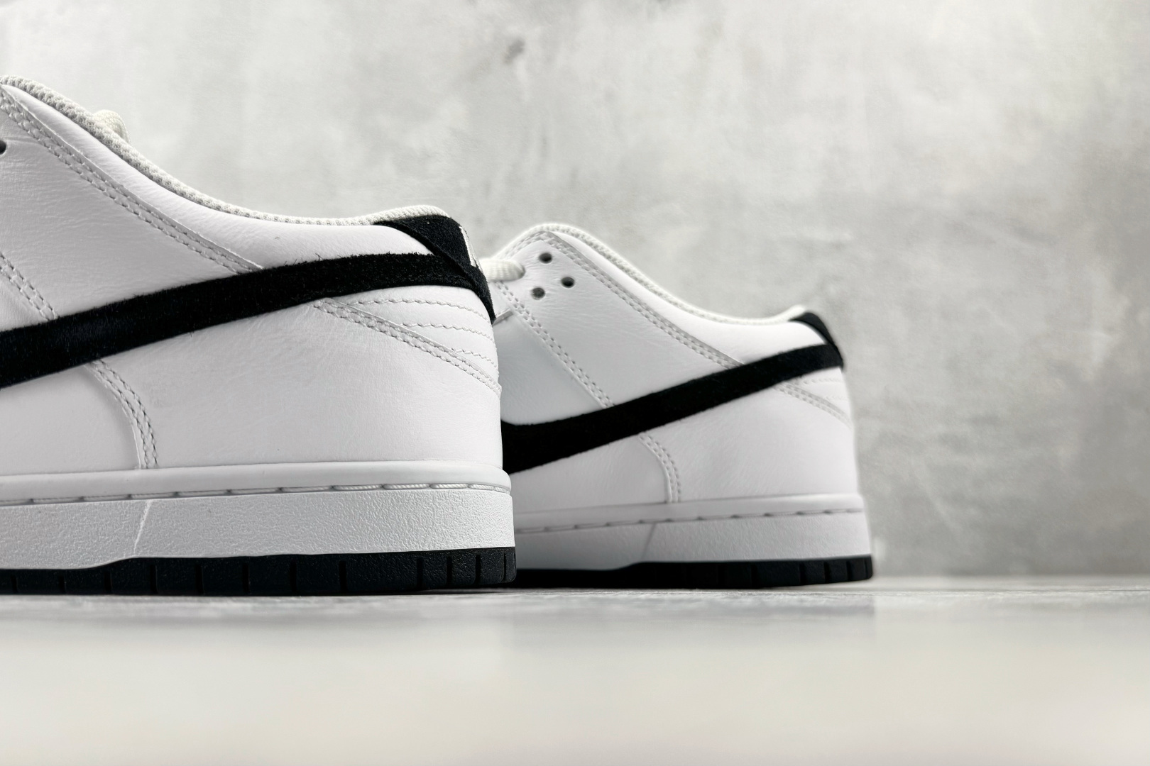 N版  东南亚订单   Nike Dunk SB LOW PRO White Suede/Black  白黑 货号：HF