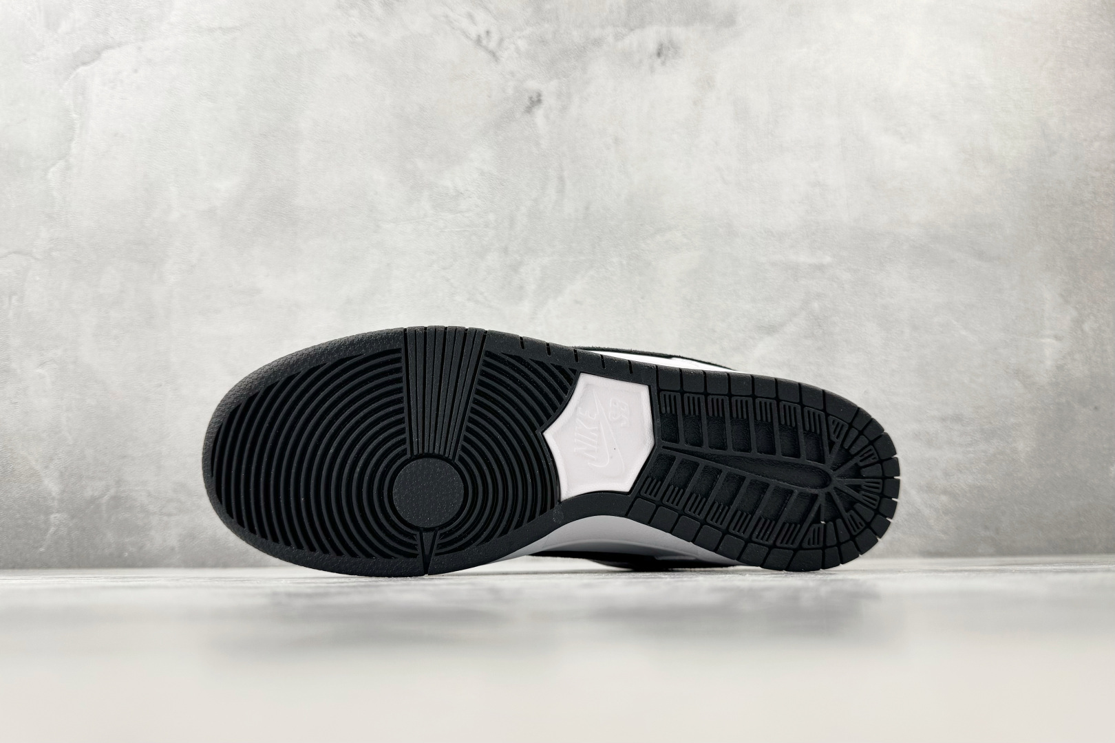 N版  东南亚订单   Nike Dunk SB LOW PRO White Suede/Black  白黑 货号：HF