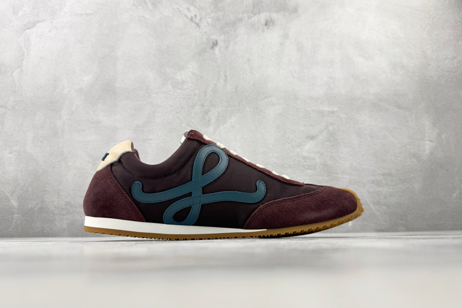 M 版 LOEWE罗意威 Ballet Runner 2.0 勃肯第红货号：LBR2282X33-683