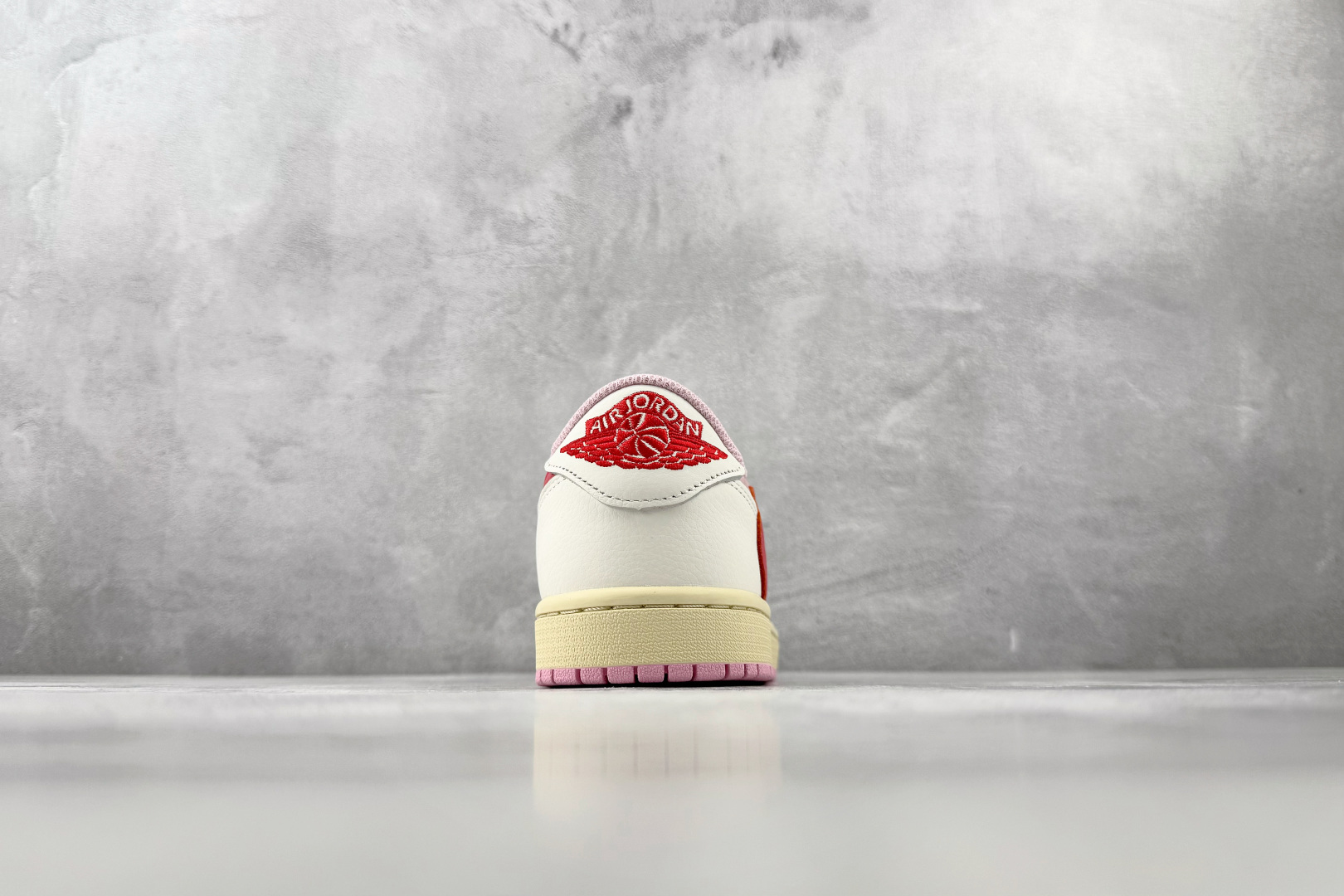 DT  顶级原版  Jordan  × Travis Scott Air Jordan 1 Low OG 粉倒钩 Tro