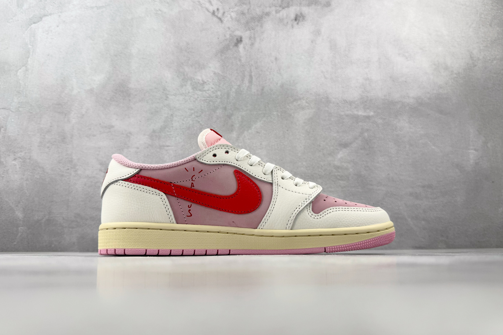 DT  顶级原版  Jordan  × Travis Scott Air Jordan 1 Low OG 粉倒钩 Tro