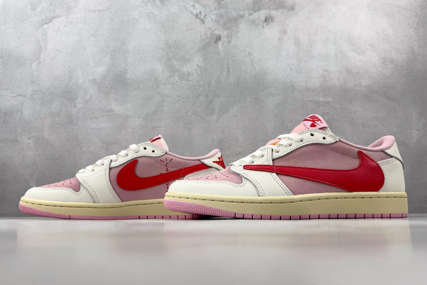 DT  顶级原版  Jordan  × Travis Scott Air Jordan 1 Low OG 粉倒钩 Tro