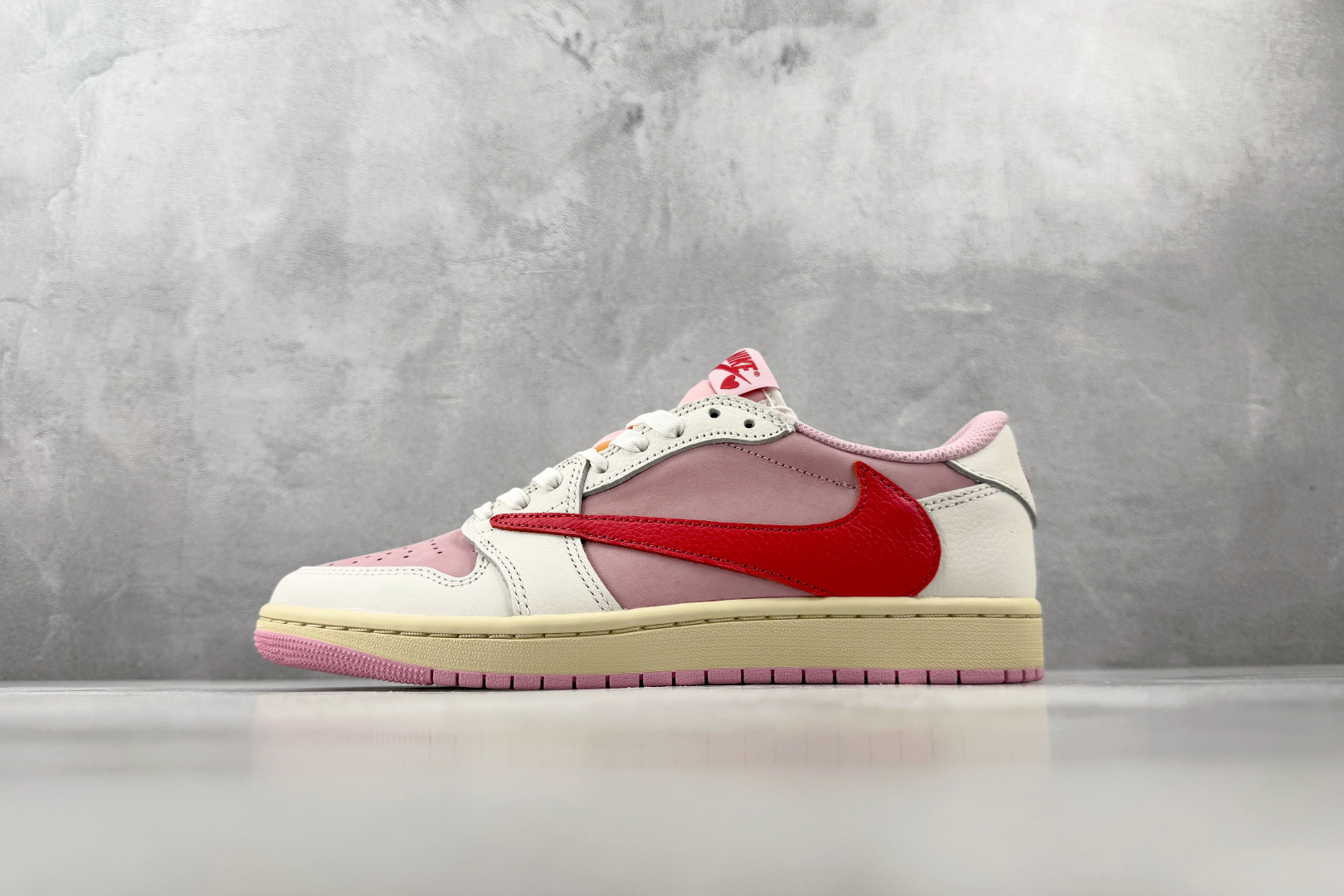 DT  顶级原版  Jordan  × Travis Scott Air Jordan 1 Low OG 粉倒钩 Tro